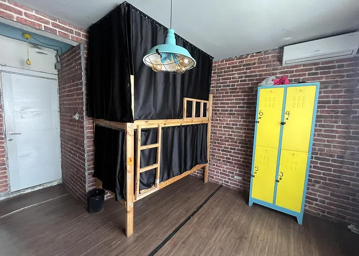 Lola Backpacker\'S Hostel